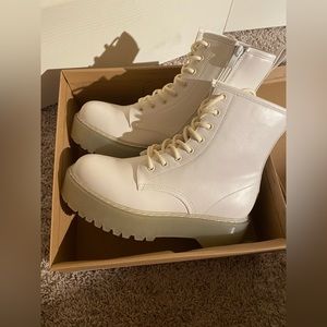 Bettyy White Steve Madden Boots. Very comfy, trendy.